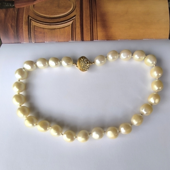 Classic Large Cream Pearl Choker Necklace - Picture 6 of 13